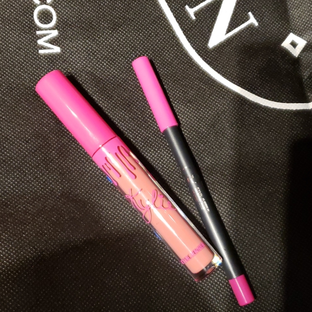 Kylie liquid matte lip kit• Twenty One